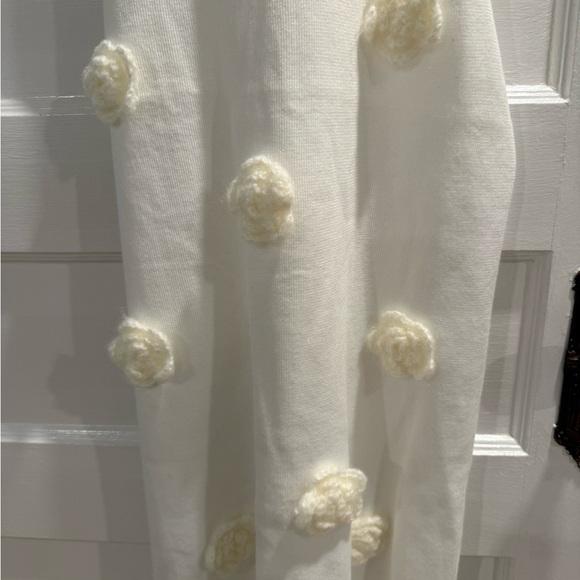 Elegant White Sweater Maxi Dress with Rosette applique - Picture 7 of 9